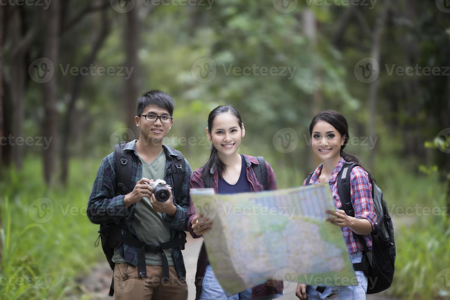 Groupe de jeunes amis en randonnée dans les bois photo