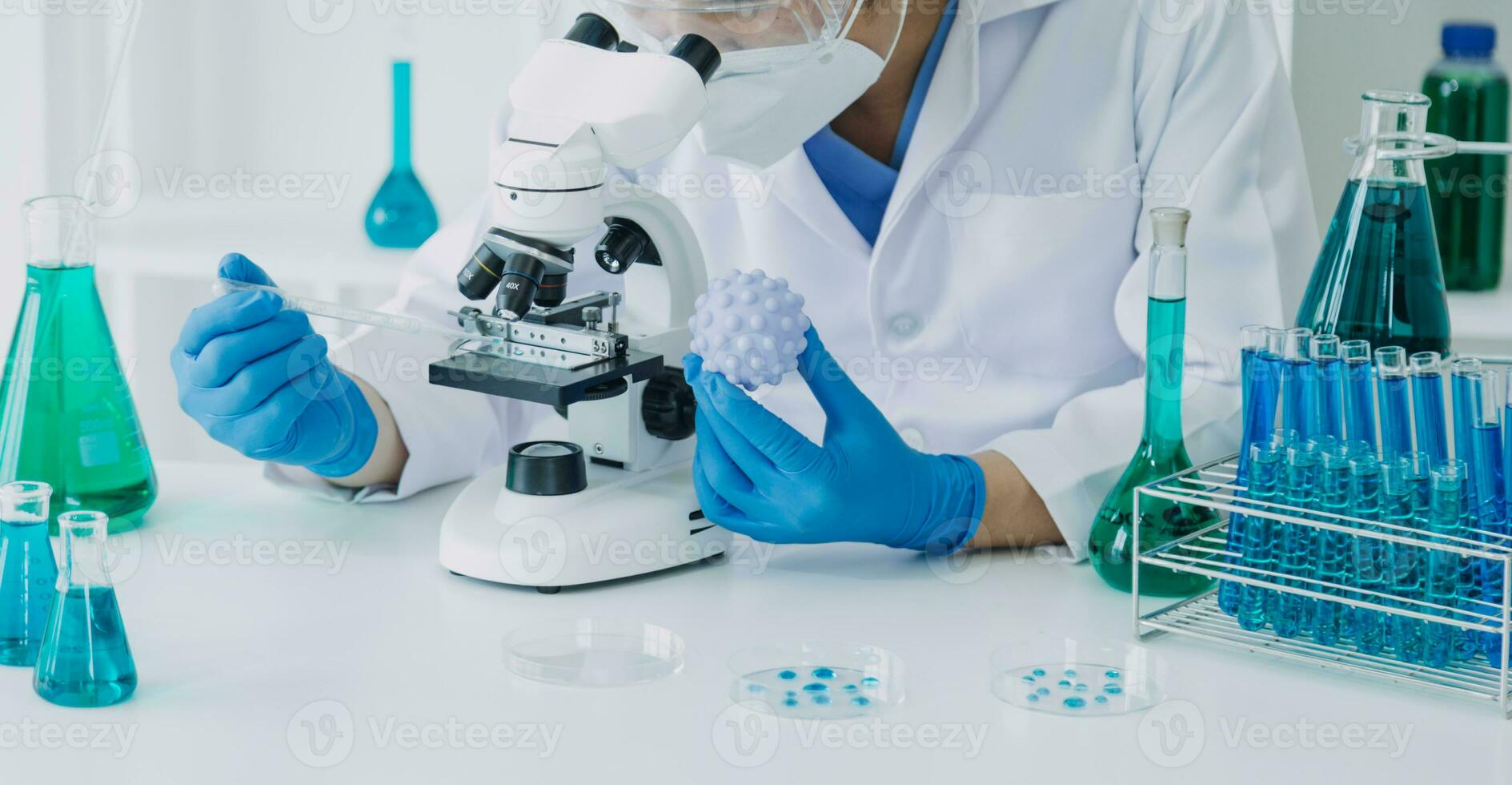 main de scientifique avec tester tube et ballon dans médical chimie laboratoire bleu bannière Contexte photo