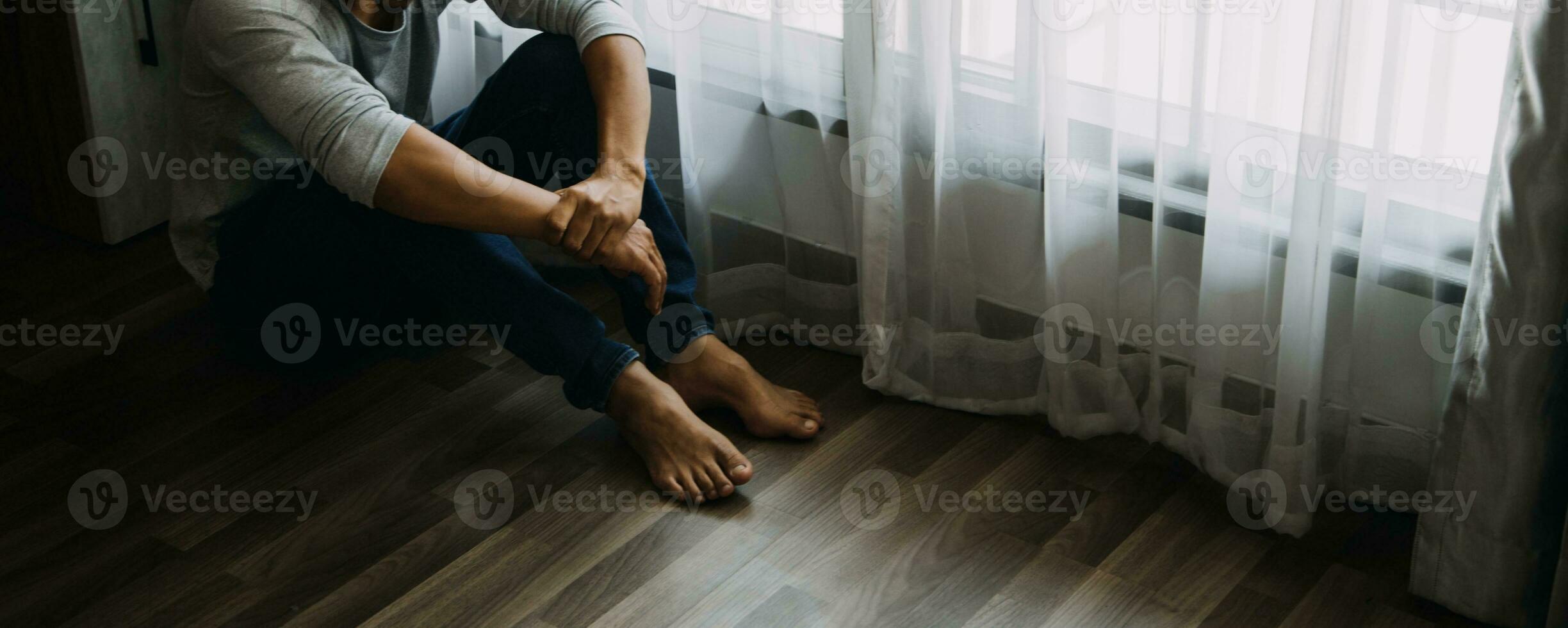 seul homme silhouette regarder à le fenêtre fermé avec rideaux dans chambre à coucher. homme des stands à fenêtre seul photo