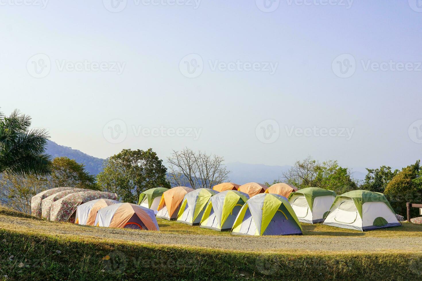 tente de camping au sommet de la montagne en hiver dans le nord de la thaïlande, vue sur les arbres, le ciel et les nuages en air clair. mise au point douce et sélective. photo