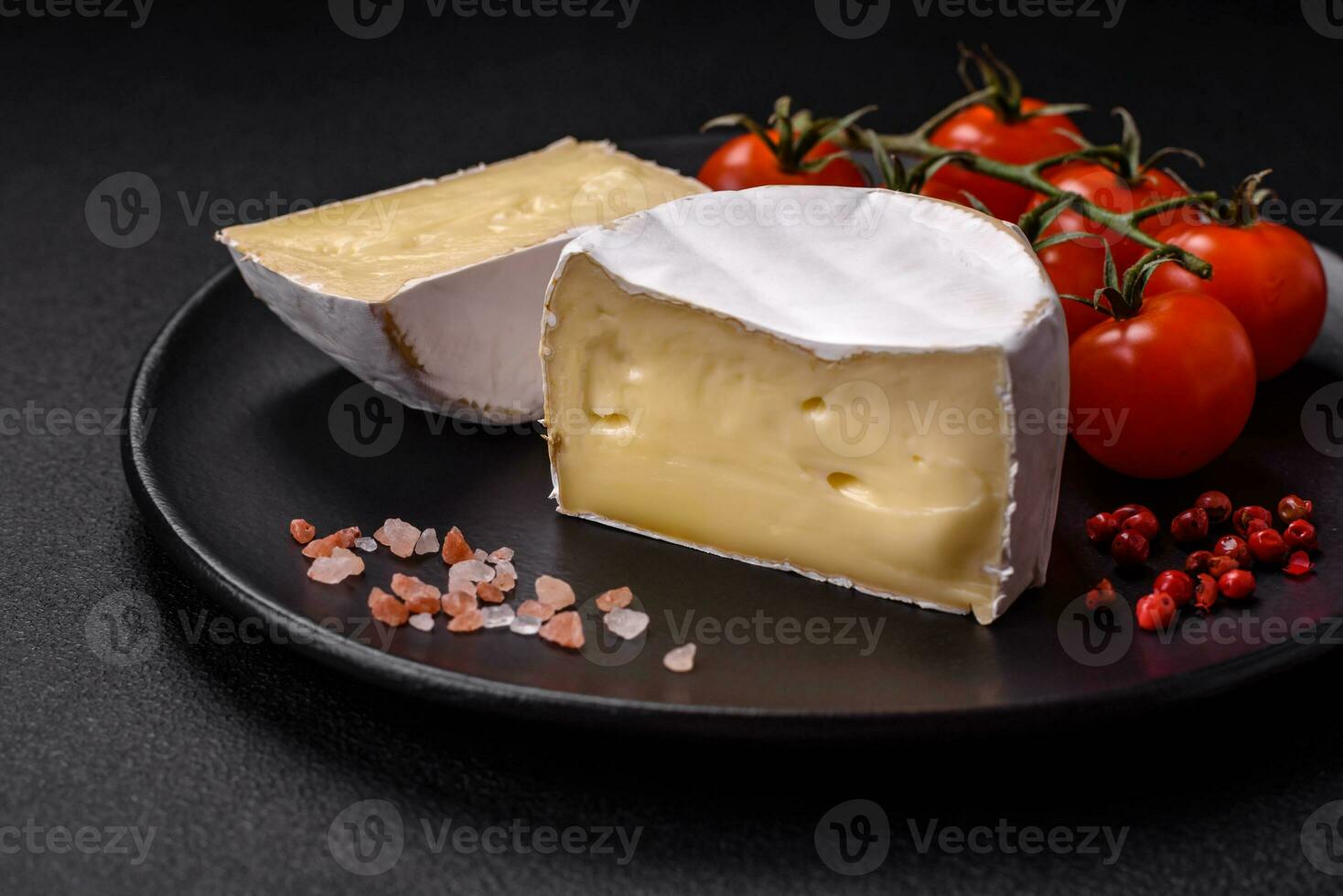 délicieux Frais Brie fromage dans le forme de une mini tête avec Cerise tomates photo