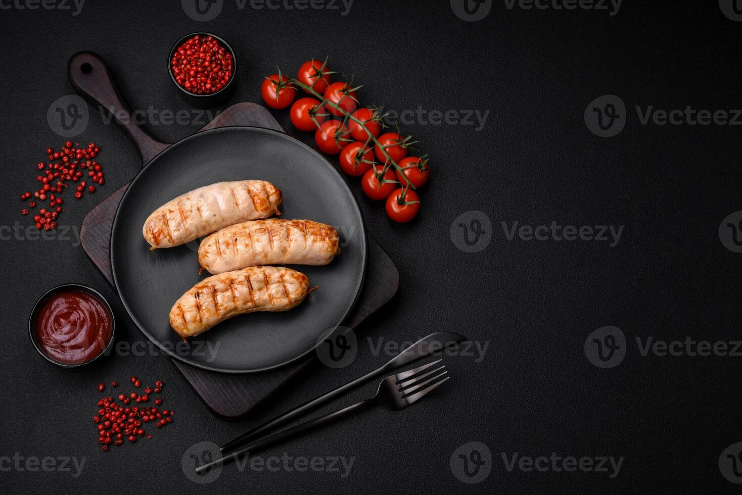 délicieux grillé saucisses de poulet ou porc Viande avec sel, épices et herbes photo