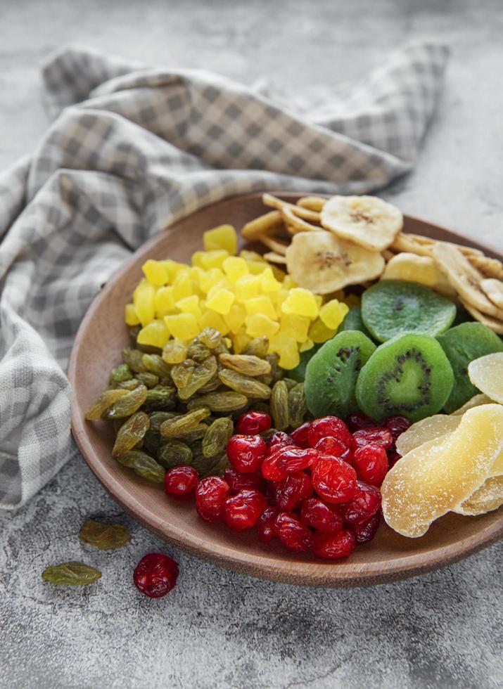 bol avec divers fruits secs photo