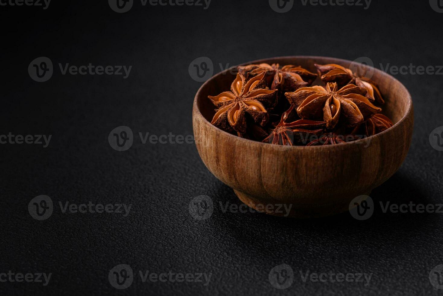 étoile en forme de pimenter étoile anis dans une en bois rond bol photo