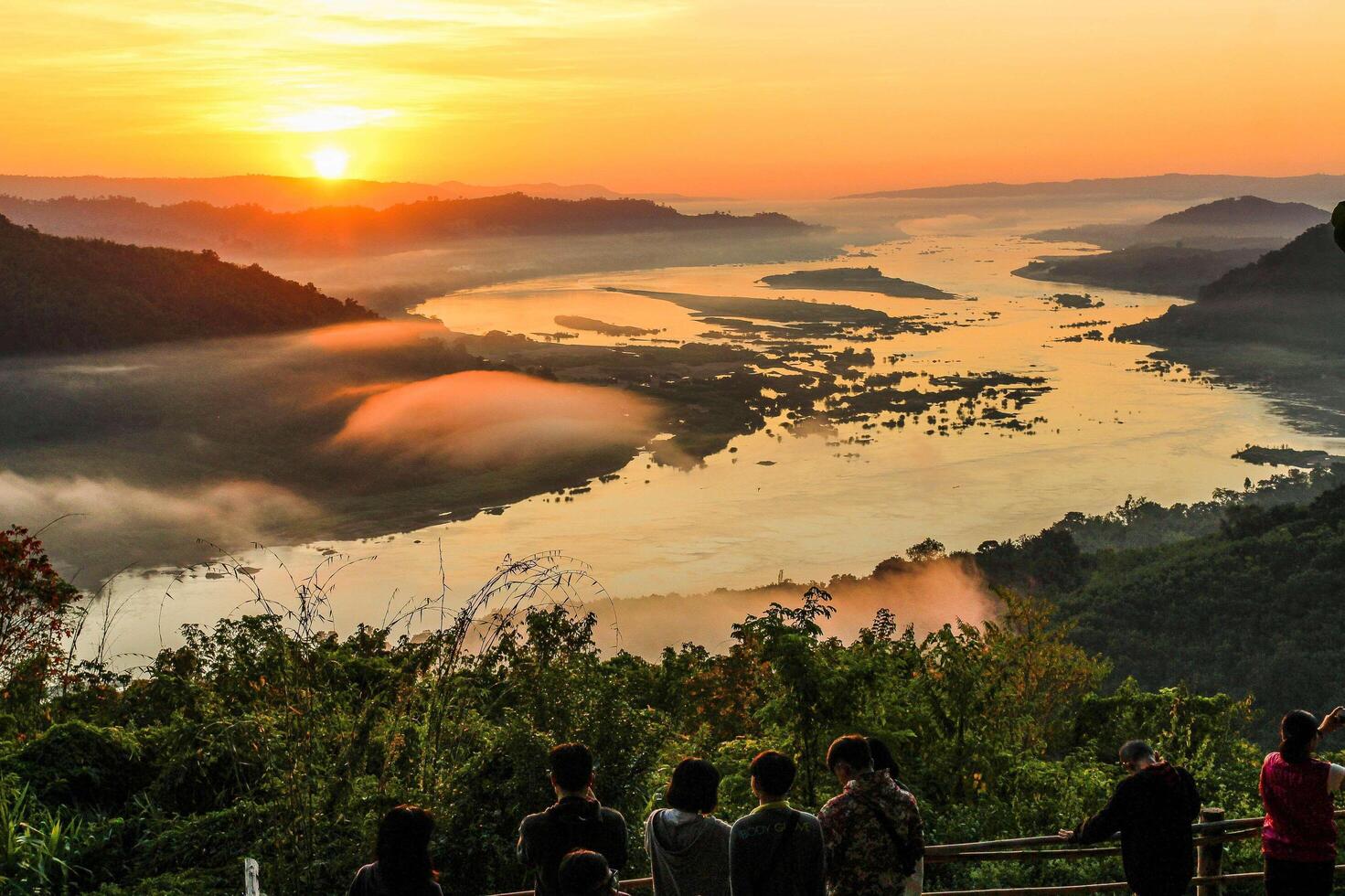 La lumière du soleil du matin à la rivière Mékong, district de Sangkhom, Thaïlande photo