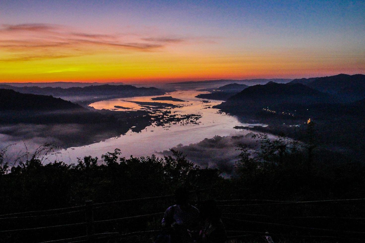 La lumière du soleil du matin à la rivière Mékong, district de Sangkhom, Thaïlande photo