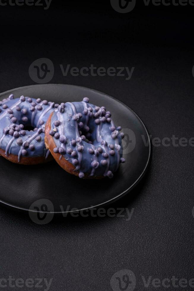 délicieux sucré Donut de violet Couleur dans glaçage et avec lilas des balles photo