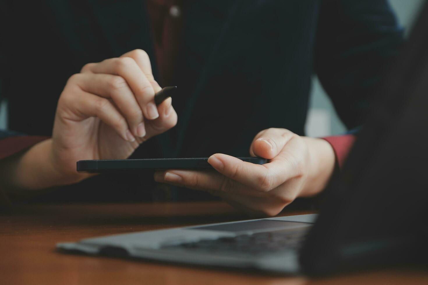 femme d'affaires asiatique utilisant un ordinateur portable et travaillant au bureau avec un document de calculatrice sur le bureau, faisant la planification en analysant le rapport financier, l'investissement dans le plan d'affaires, le concept d'analyse financière. photo