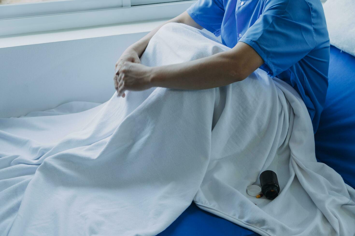 asiatique Masculin patient mensonge sur lit avec visage masque dans récupération pièce dans hôpital salle. tout gens portant masque à prévenir covid19 virus infection pendant coronavirus pandémie. le homme se sent solitaire et trou. photo