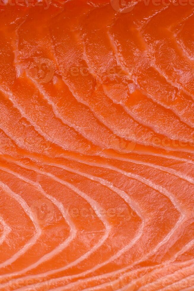 Frais brut Saumon rouge poisson filet avec sel et épices photo
