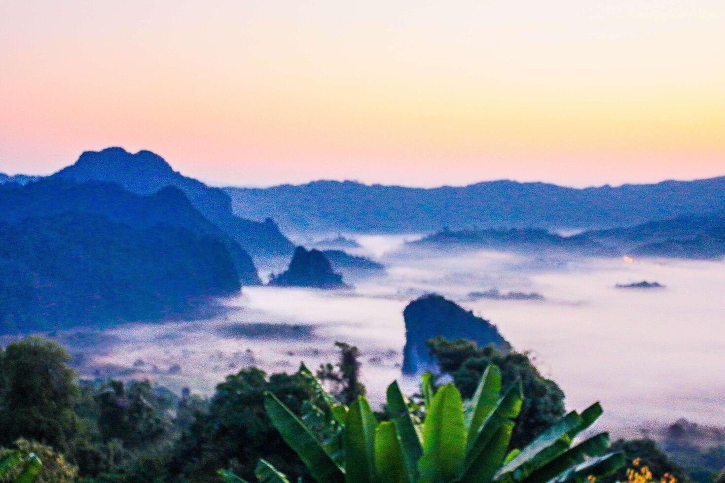 Coucher du soleil à phu lanka, phayao, thaïlande photo