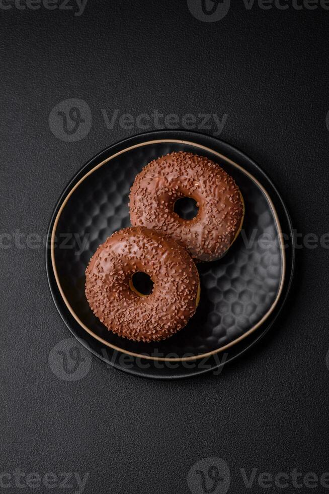 délicieux Chocolat vitré Donut saupoudré avec Chocolat frites photo