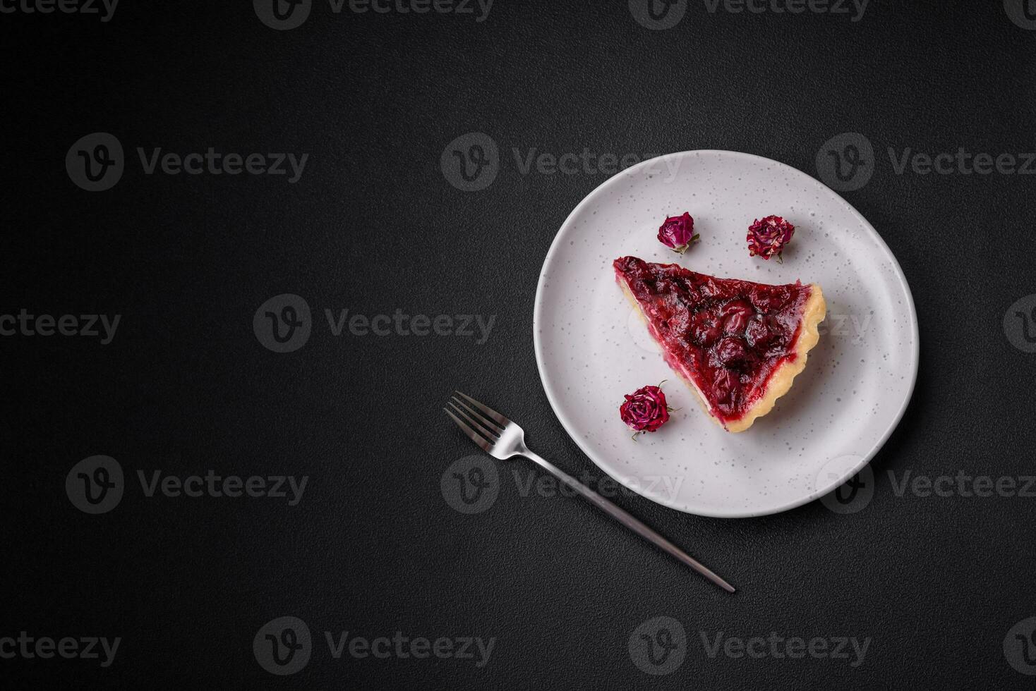 délicieux parfumé sucré tarte avec Cerise baies sur une céramique assiette photo