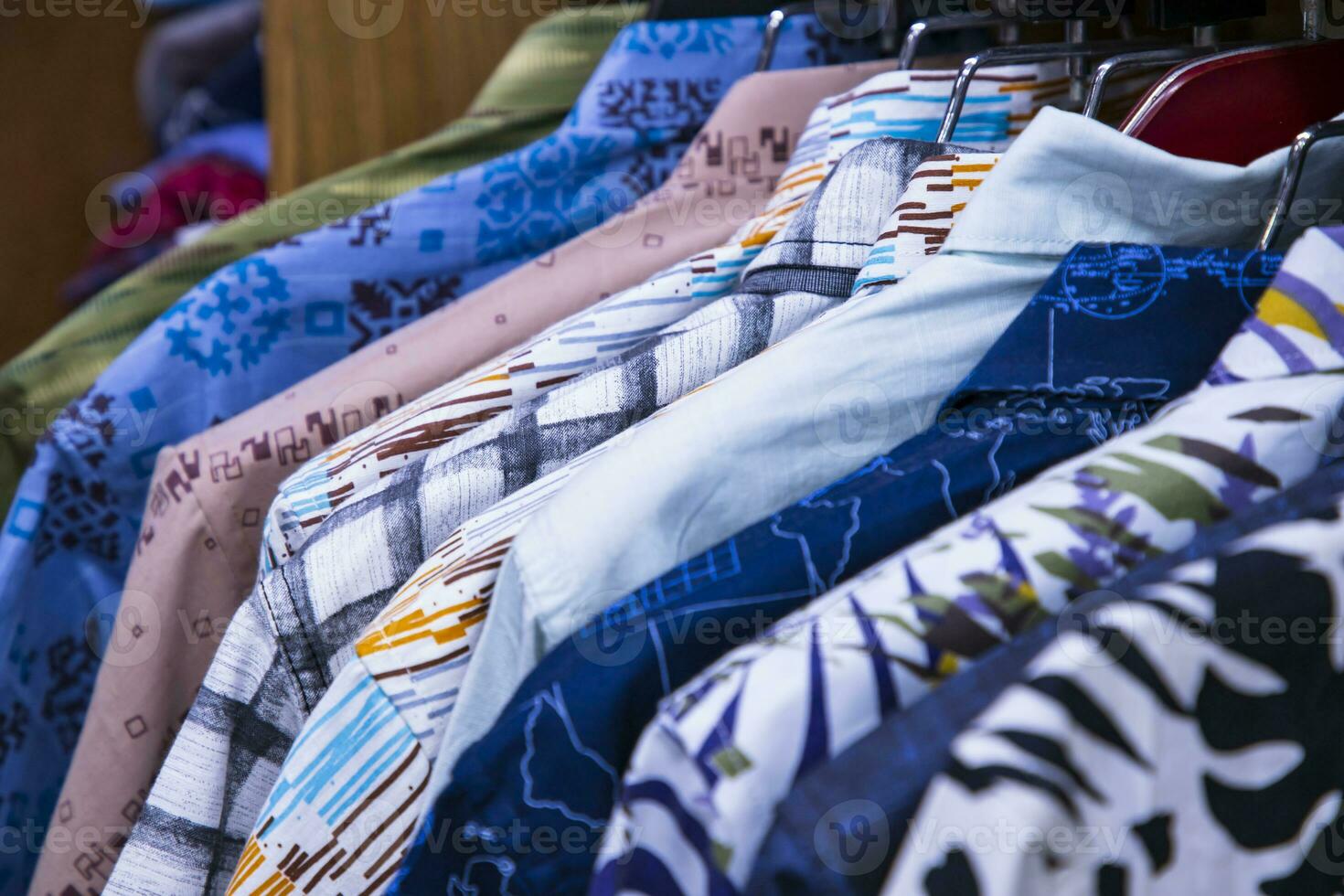 coloré variété de chemises tentures dans une Vêtements salle d'exposition. cluse-up concentrer photo