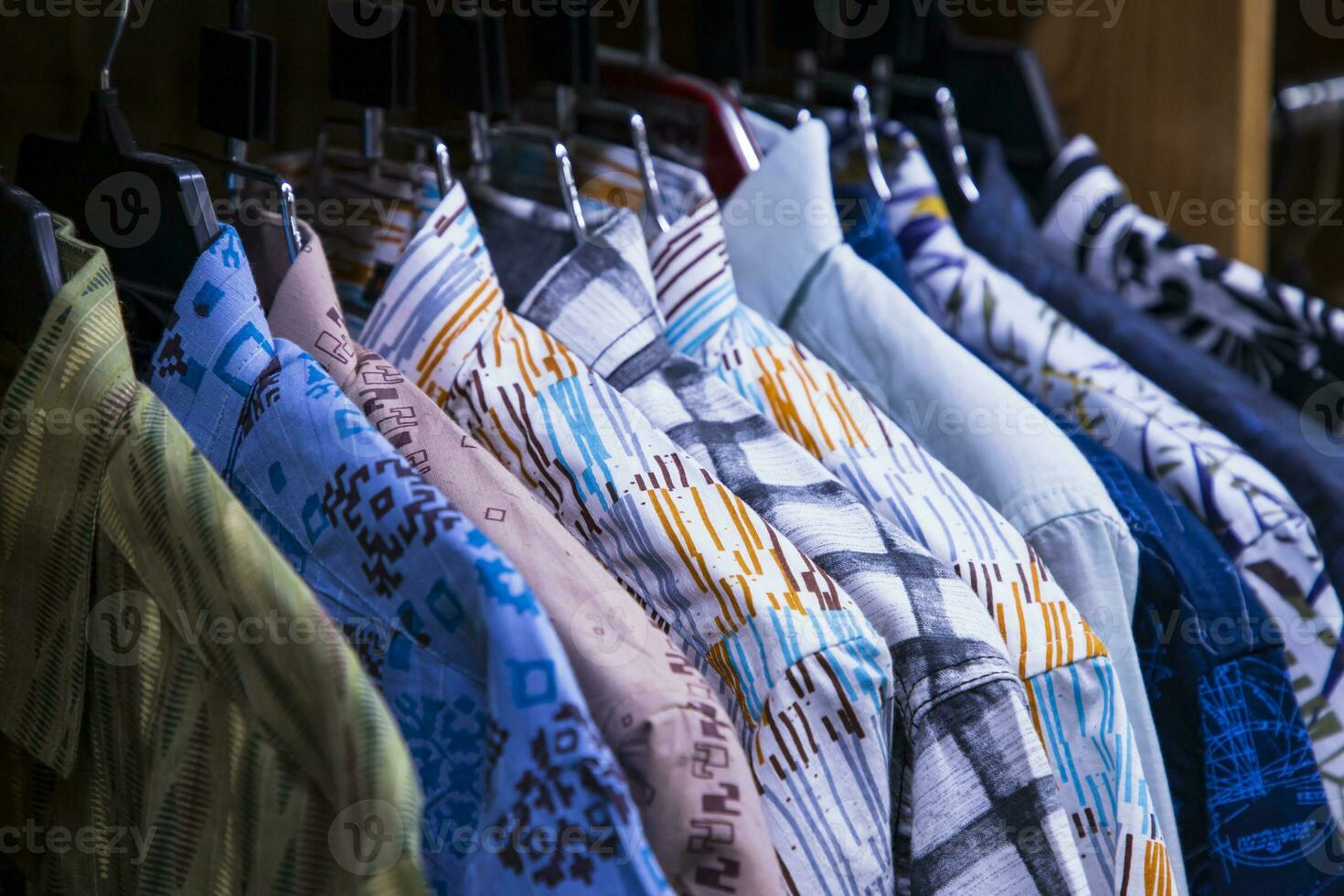 coloré variété de chemises tentures dans une Vêtements salle d'exposition. cluse-up concentrer photo