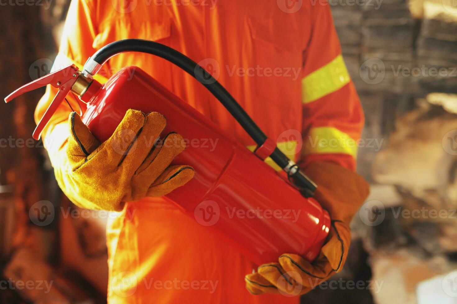 la main appuie sur l'extincteur de déclenchement disponible dans les urgences incendie arrière-plan des dommages de conflagration. sécurité photo