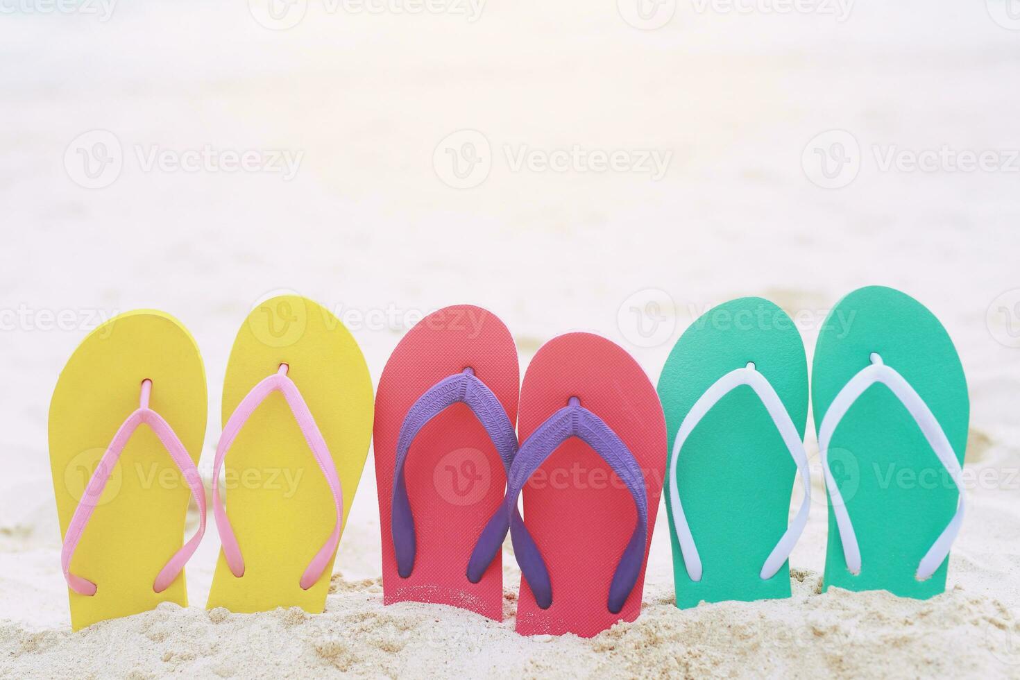 mer sur la plage empreinte de personnes sur le sable et pantoufle de pieds en sandales chaussures sur fond de sable de plage. concept de vacances de voyage. photo
