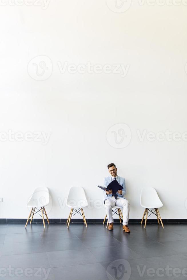 homme dans la salle d'attente photo