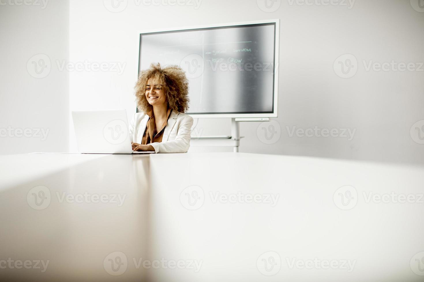 femme travaillant avec espace copie photo
