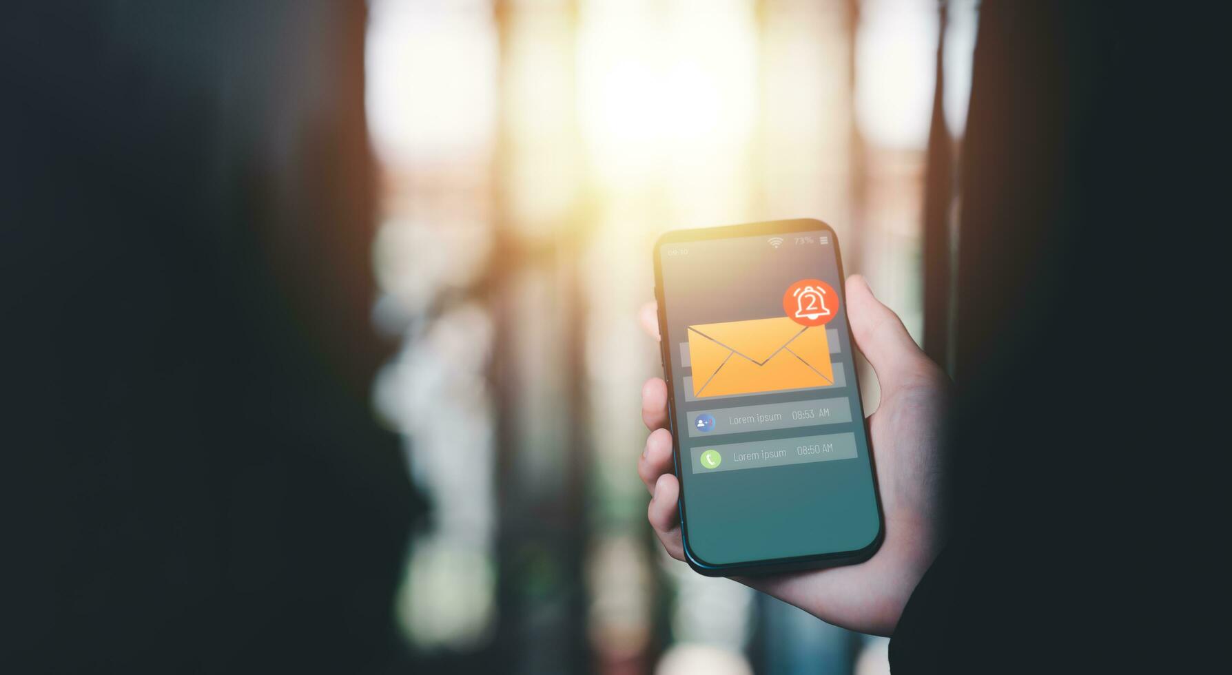 le smartphone et l'icône de la cloche affichent les notifications de nouveaux messages, le concept de notification d'application Internet, les communications du cyberespace, les boîtes de réception connectées, les chats, les messages et les applications photo