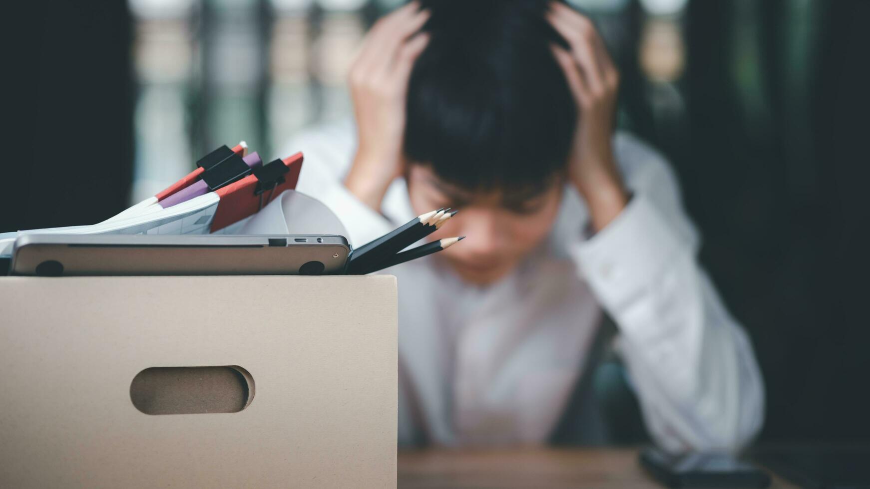 papier carton des boites et des employés ou le sans emploi ,montrer Résiliation concept ,résigné de une emploi, a été mis à la porte ou la gauche une emploi ,récession problèmes ,la faillite dans affaires ,en quittant une emploi photo