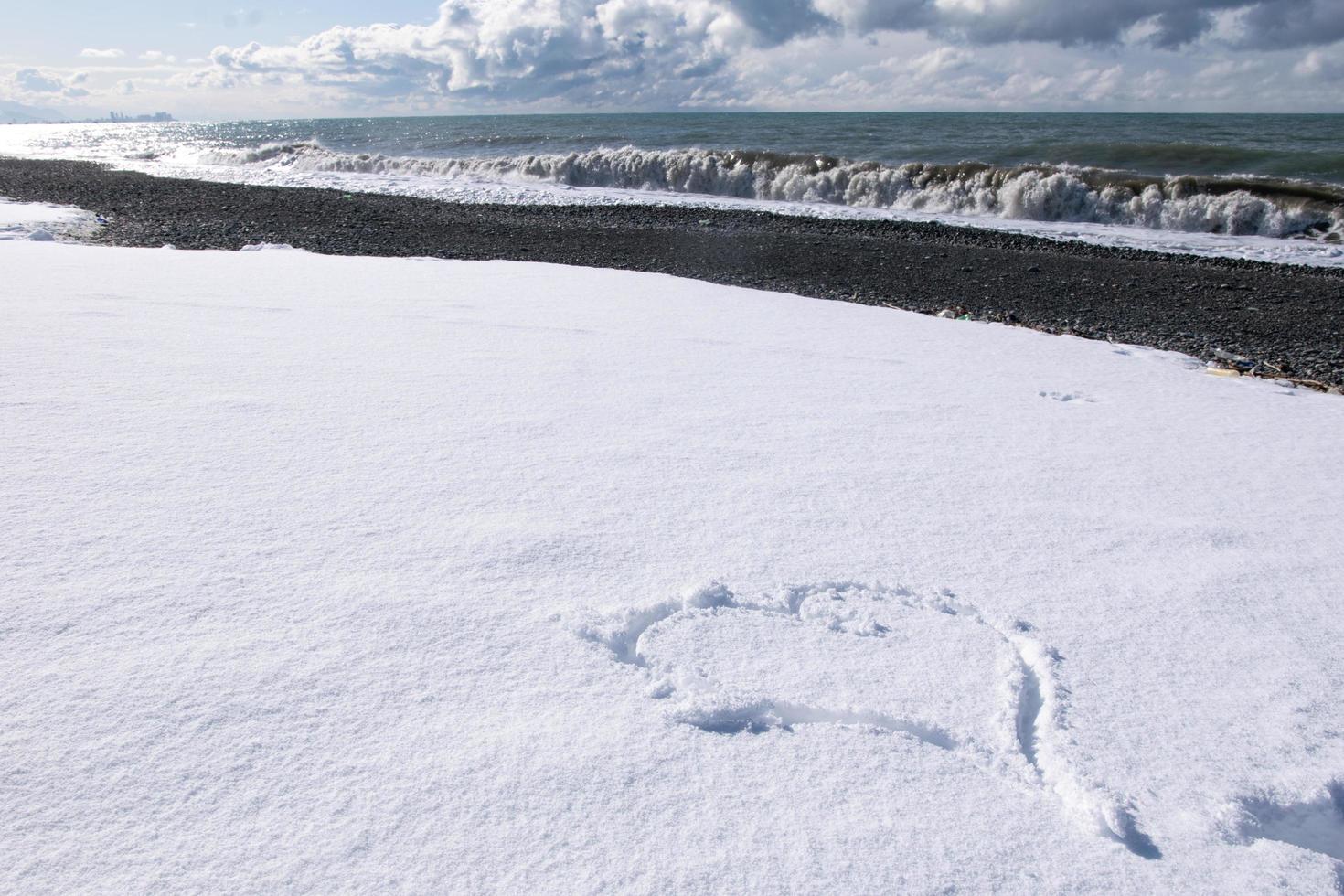 forme en forme de coeur sur la neige blanche photo