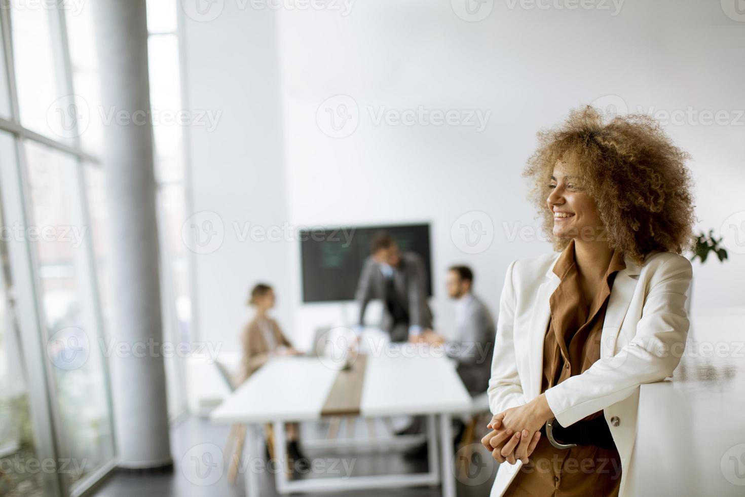 femme d & # 39; affaires aux cheveux bouclés photo