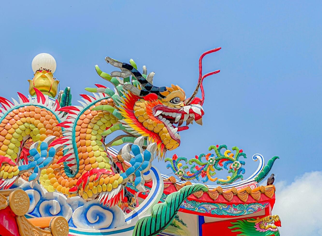 golden flying majestueuse statue de dragon chinois asiatique avec mur de  béton rouge et ciel bleu en journée ensoleillée 6639215 Photo de stock chez  Vecteezy