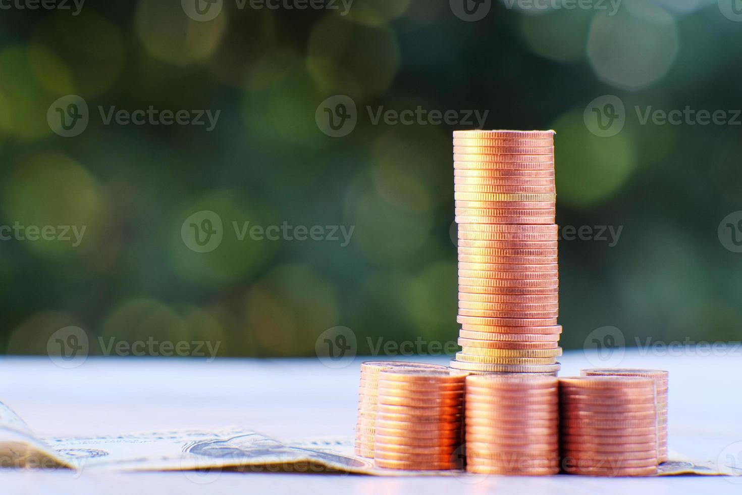 pièces de monnaie sur fond de table photo