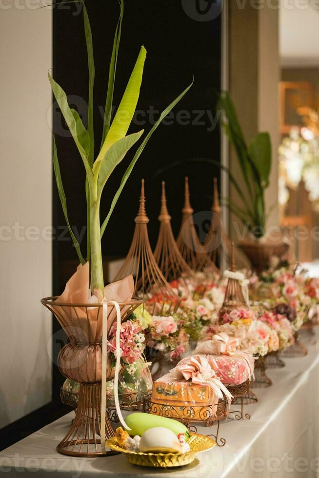 plateau de cadeaux de le jeune marié à le famille de la mariée photo