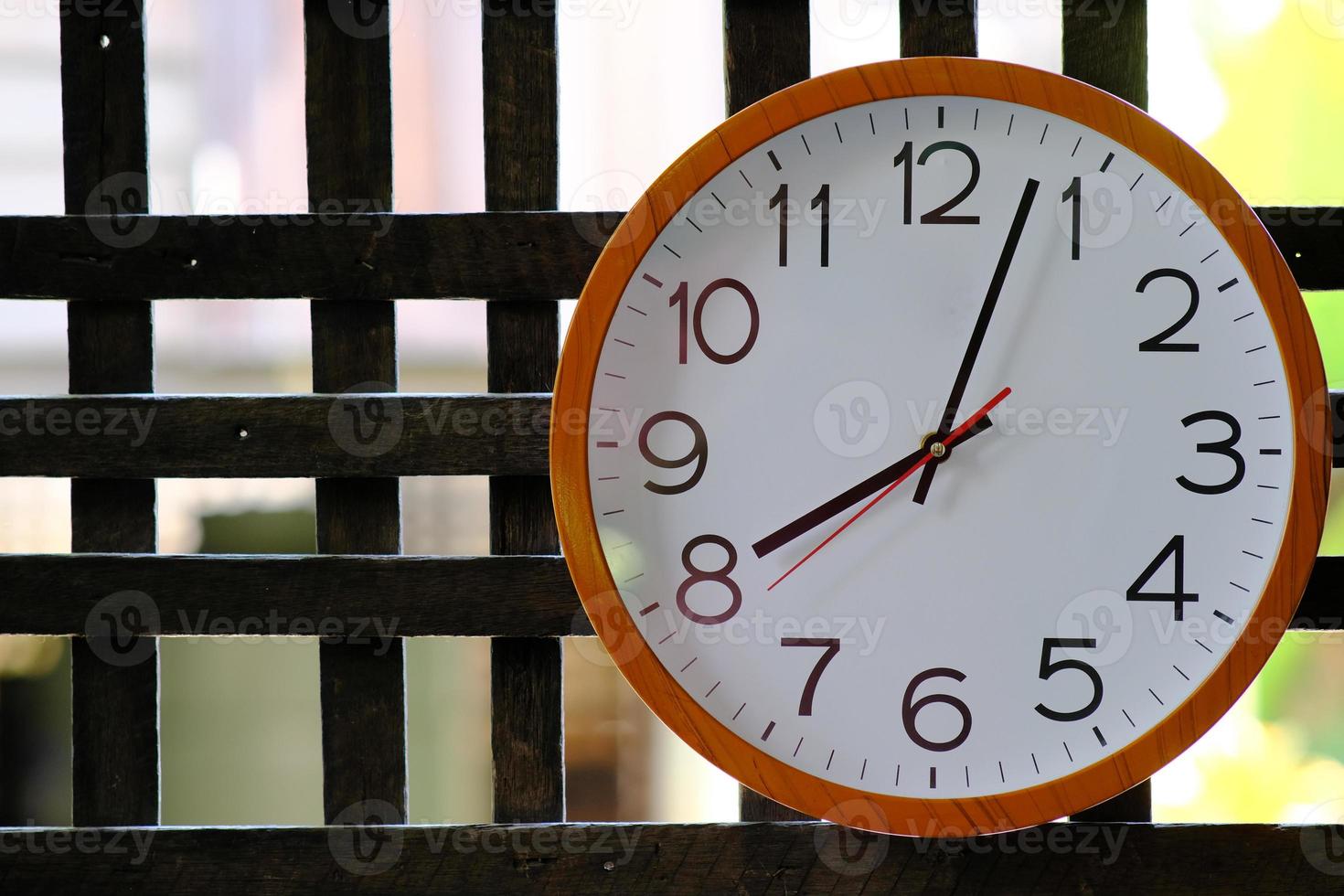 horloge murale sur fond de bois et concept de temps photo