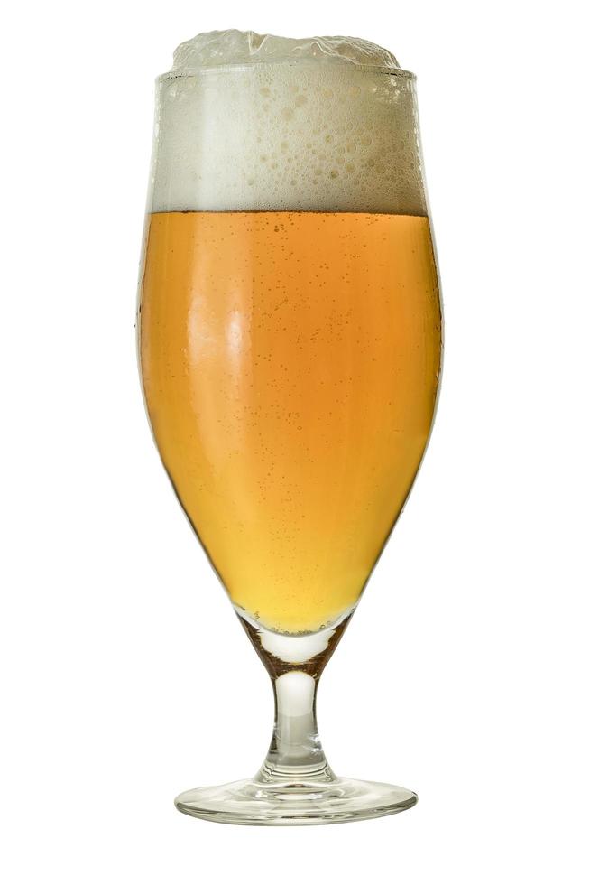 Verre à bière avec gouttes isolé sur un blanc photo