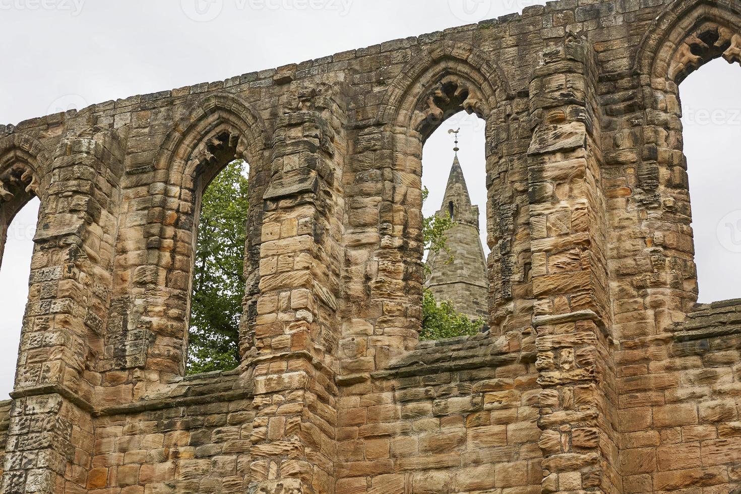 Monastère roman médiéval et cimetière bénédictin dans la ville écossaise de Dunfermline à Fife photo