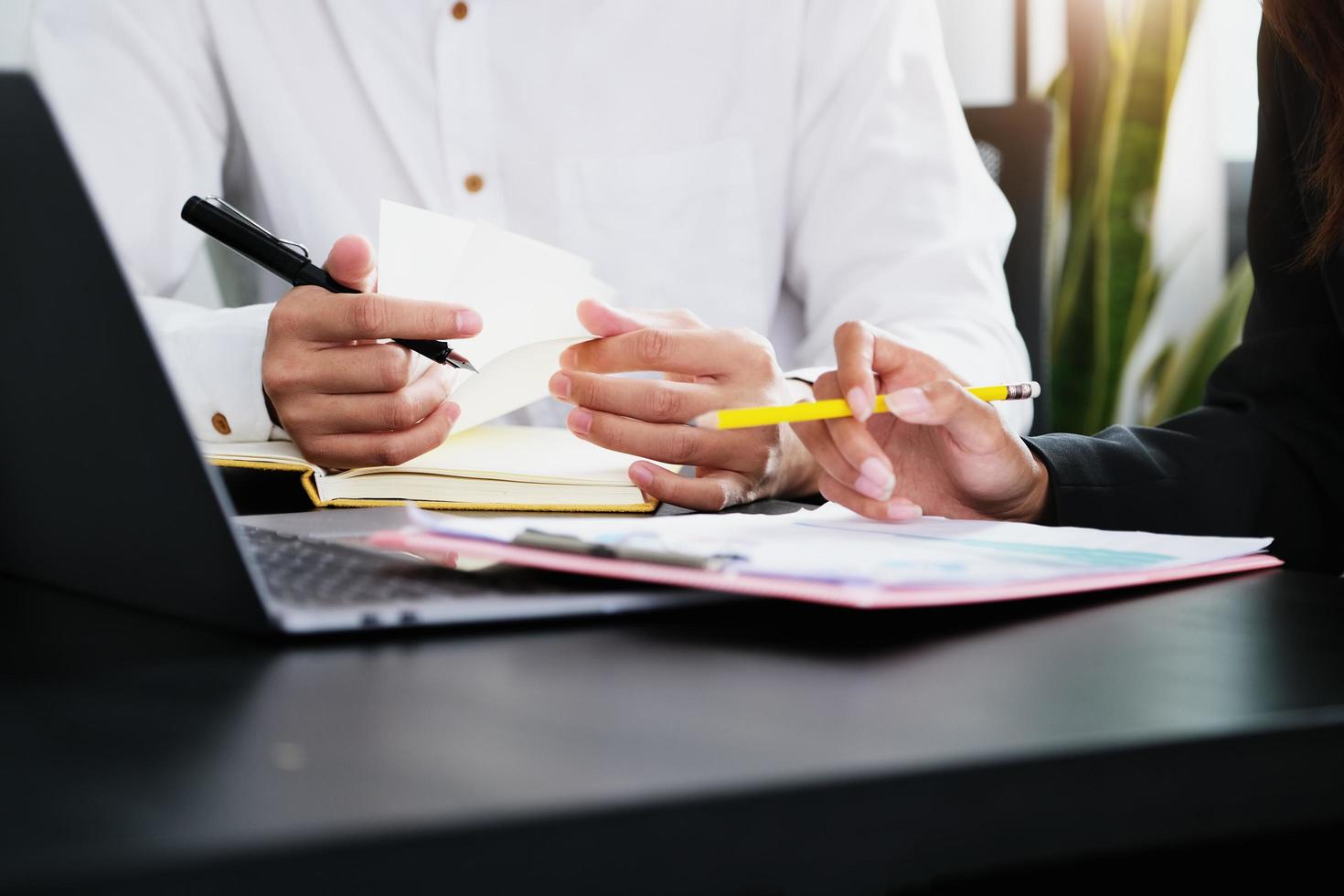 deux jeunes dirigeants d'entreprise discutent pour changer leur concept d'entreprise pour augmenter leurs profits et renforcer leur entreprise. photo