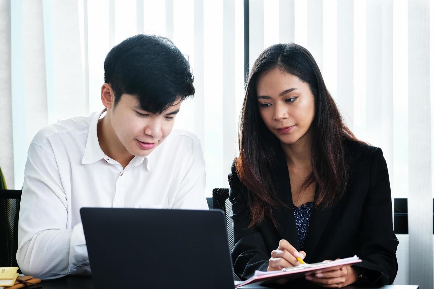 deux jeunes dirigeants d'entreprise discutent pour changer leur concept d'entreprise pour augmenter leurs profits et renforcer leur entreprise. photo