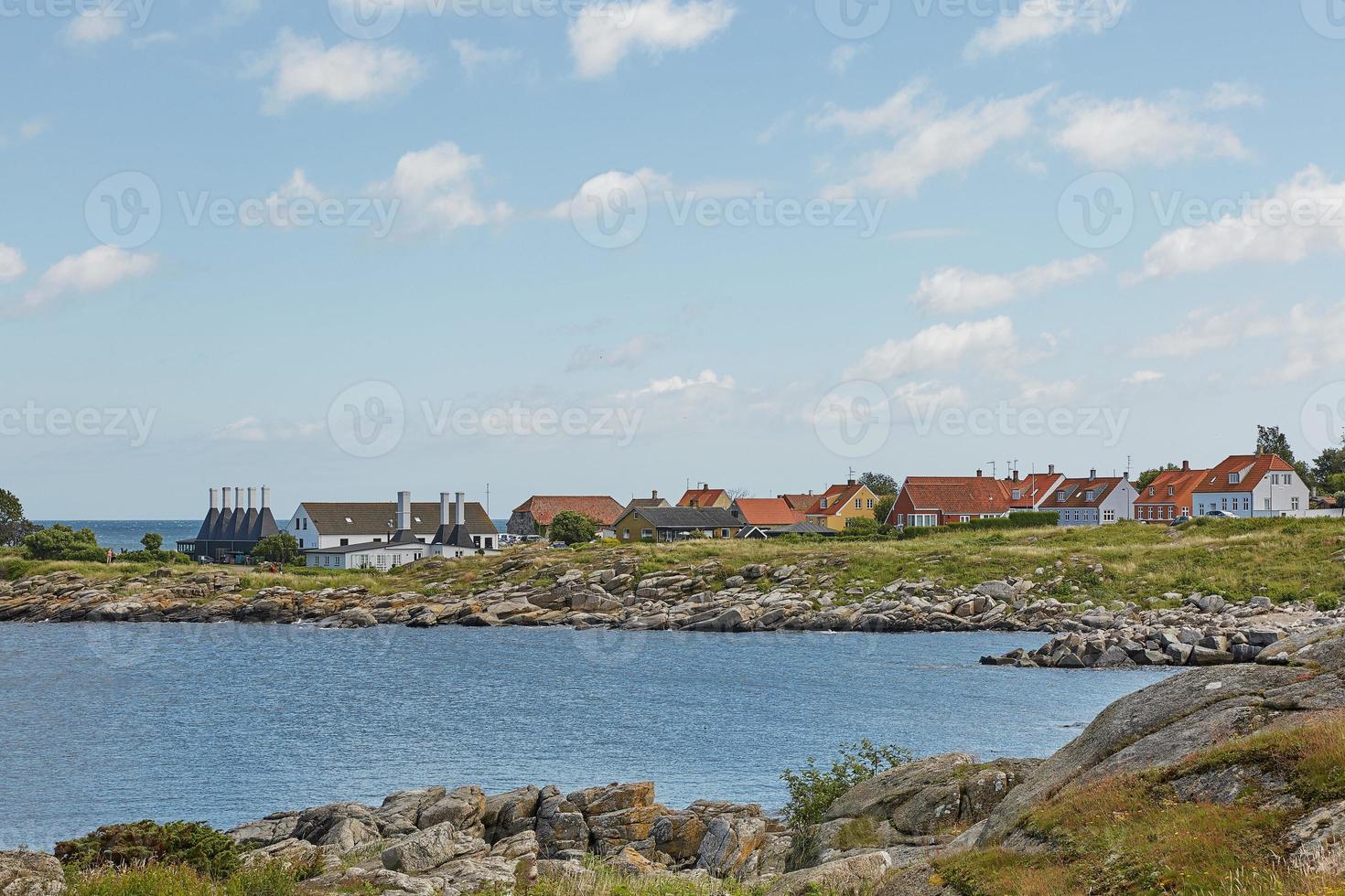 Petit village de svaneke sur l'île de Bornholm au Danemark photo