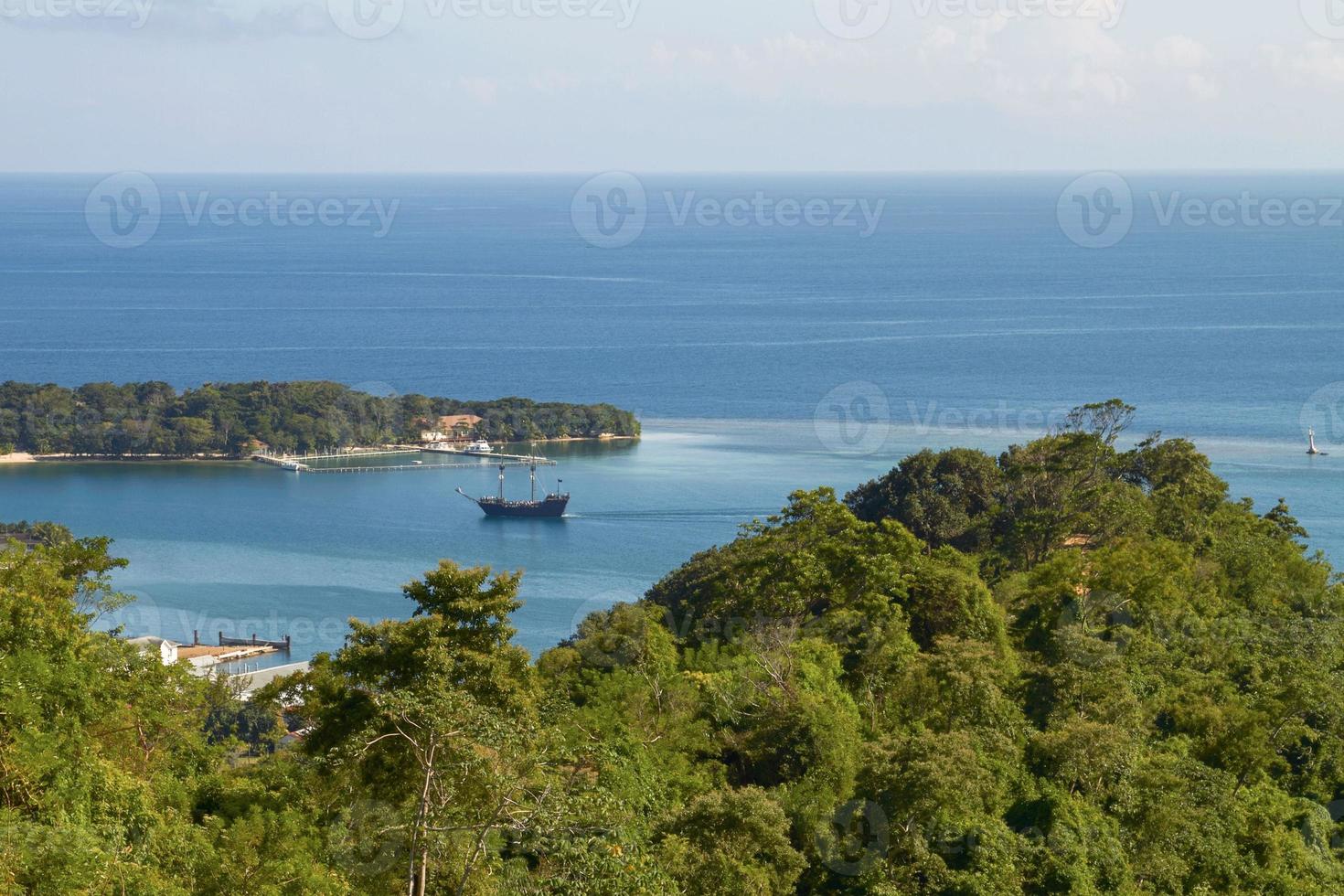 Navire dans une lagune à Roatan au Honduras photo