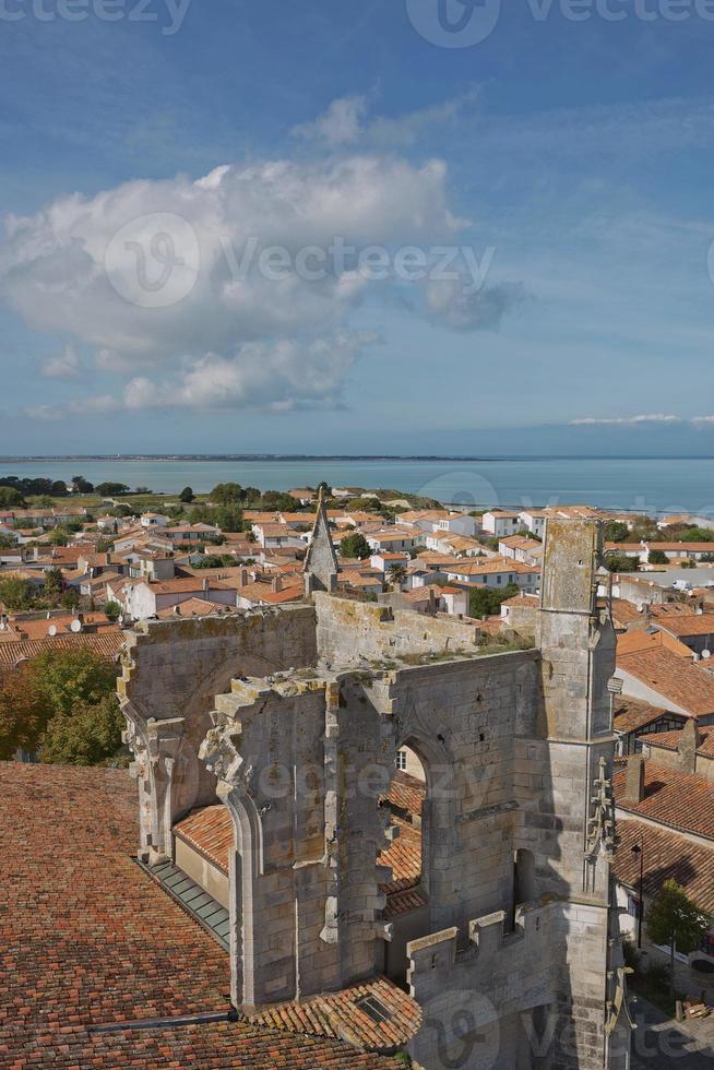 Vue aérienne de saint martin de re de l'église saint martin à ile de re en france photo