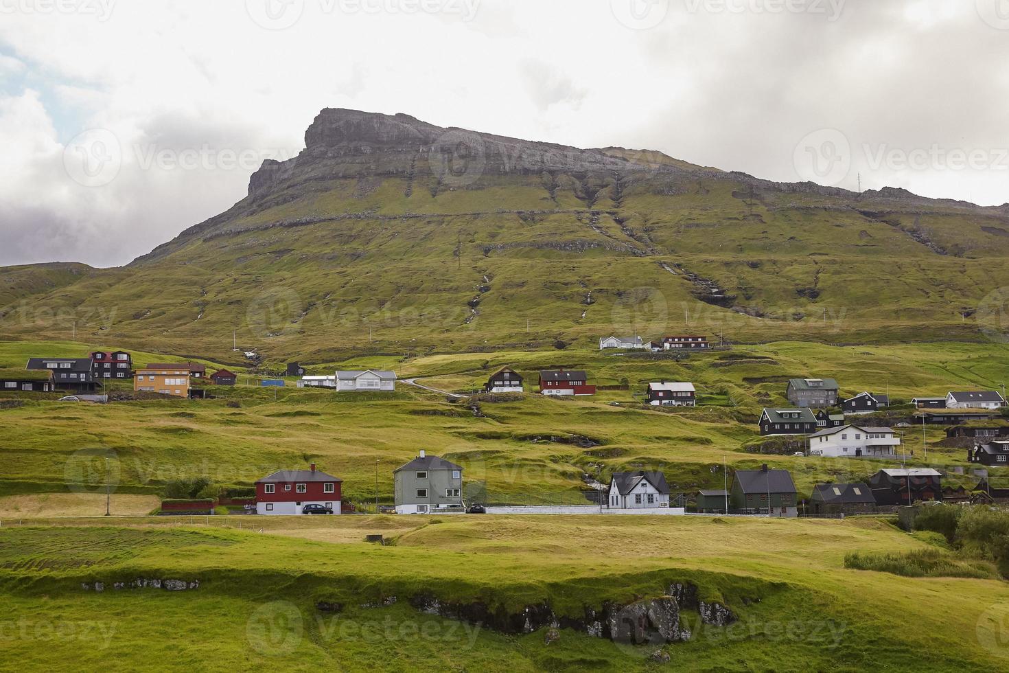 Village dans un paysage sauvage et magnifique des îles Féroé au Danemark photo