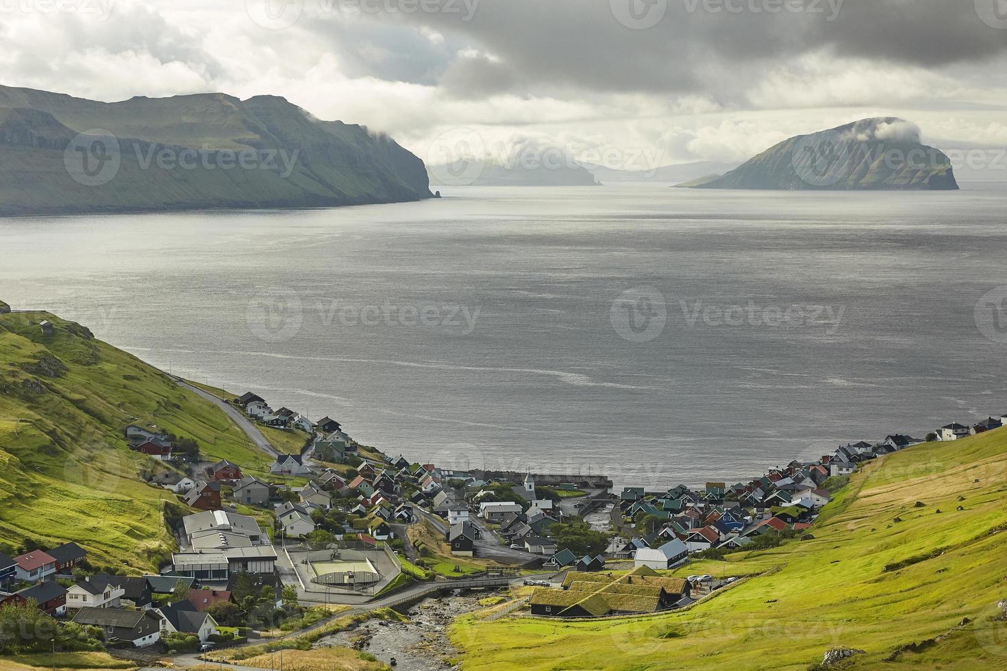 Village dans un paysage côtier sauvage et magnifique des îles Féroé au Danemark photo