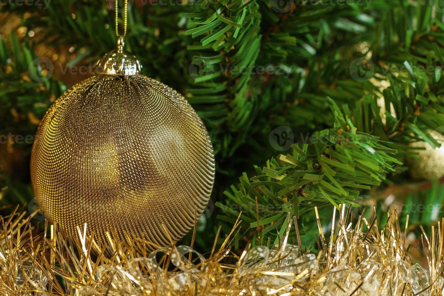 décoration de Noël avec chaîne en or sur l'arbre photo