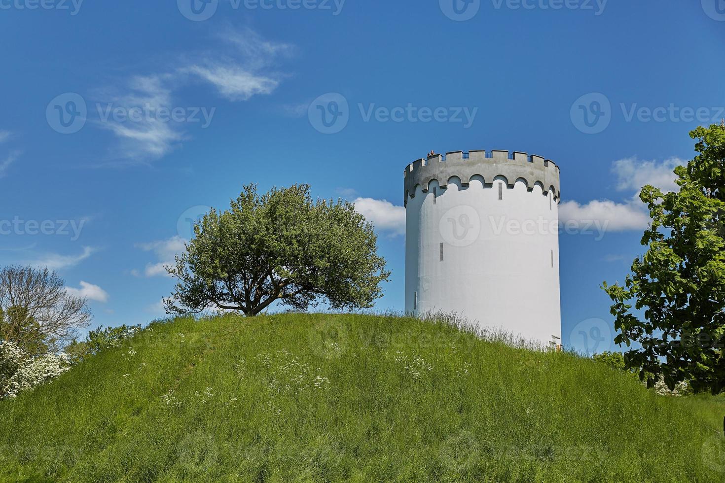 Ancien château d'eau blanche sur rempart dans la ville de Fredericia Danemark photo