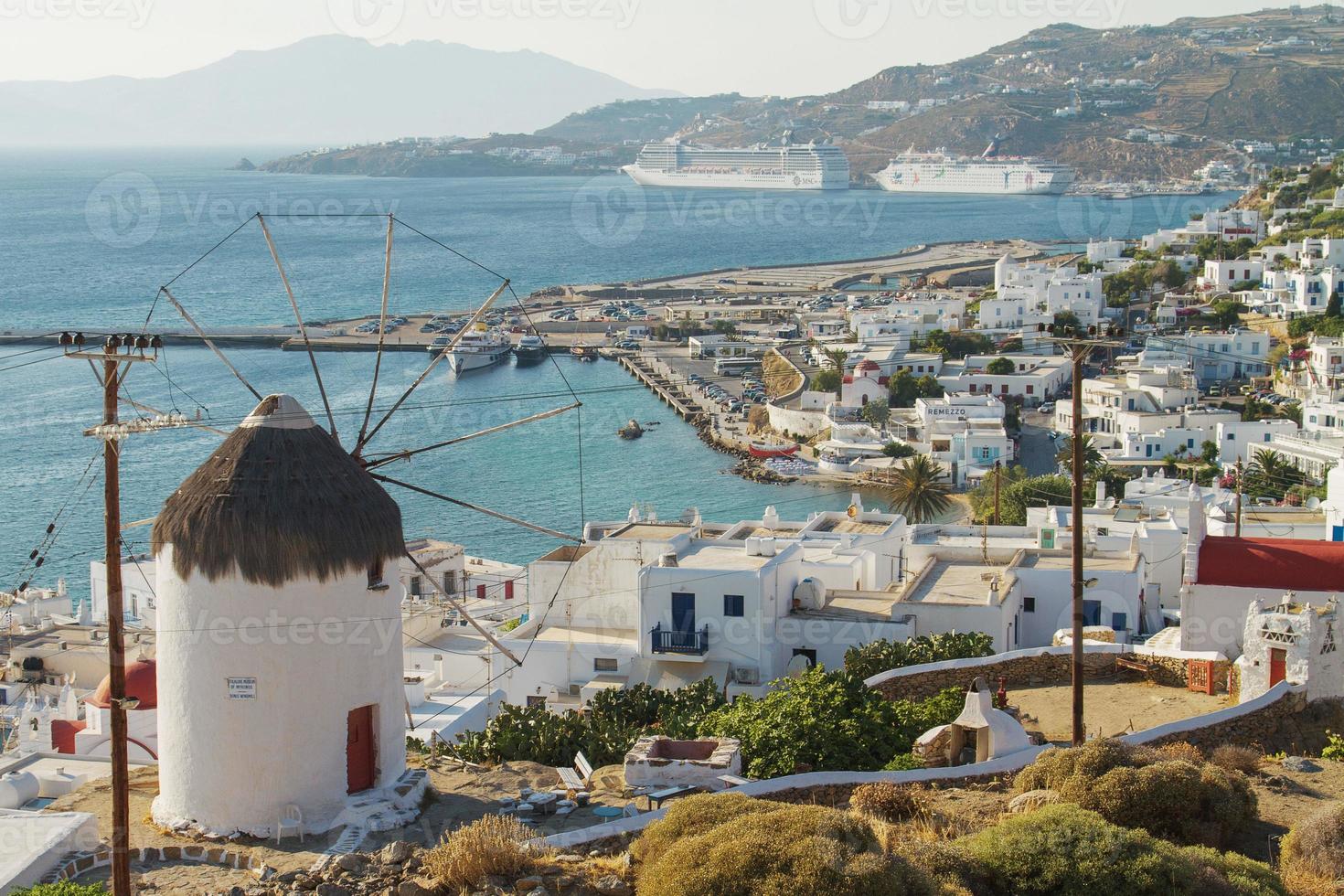 Vue de l'île méditerranéenne de mykonos, grèce photo