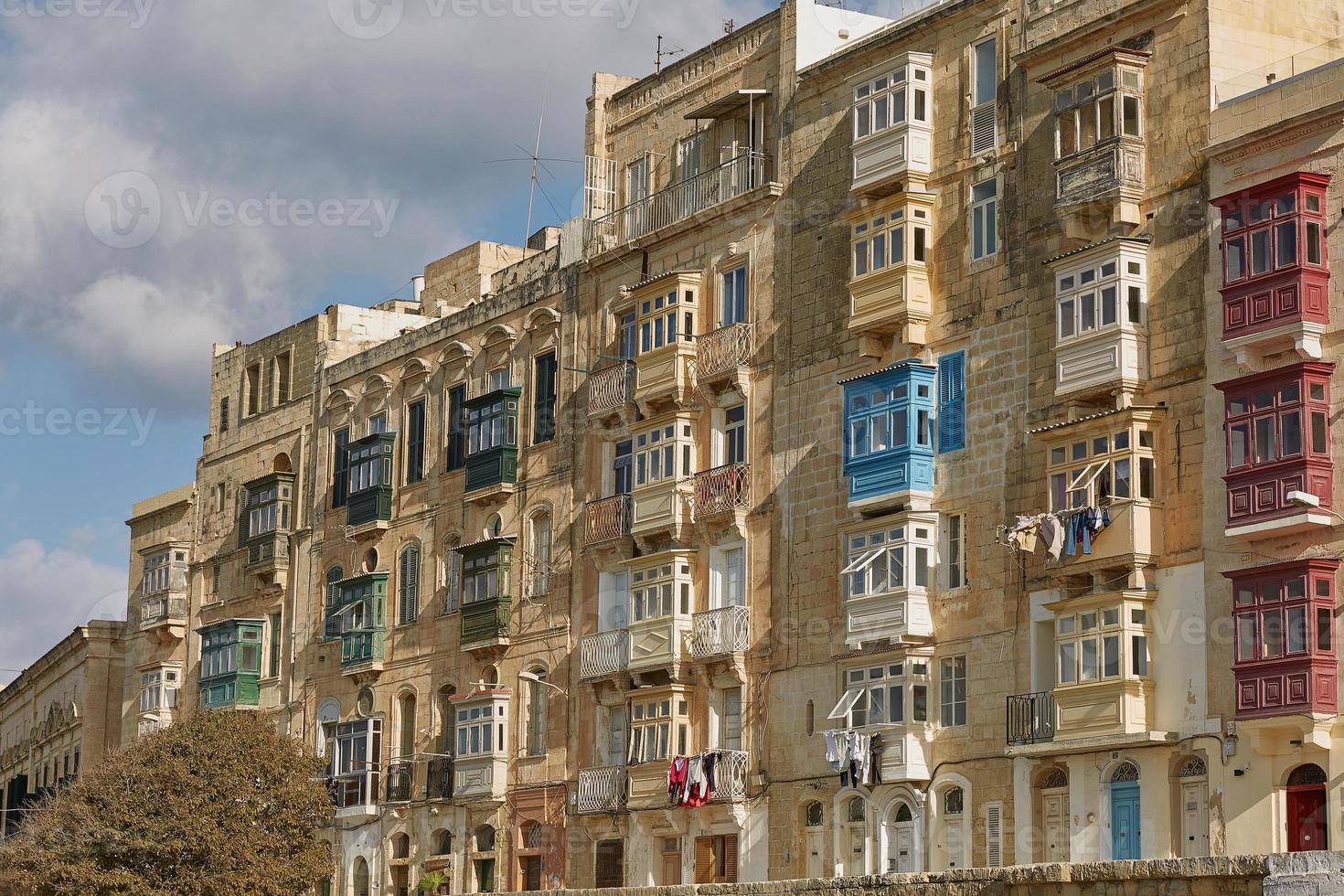 Architecture colorée typique et traditionnelle et maisons à La Valette à Malte photo