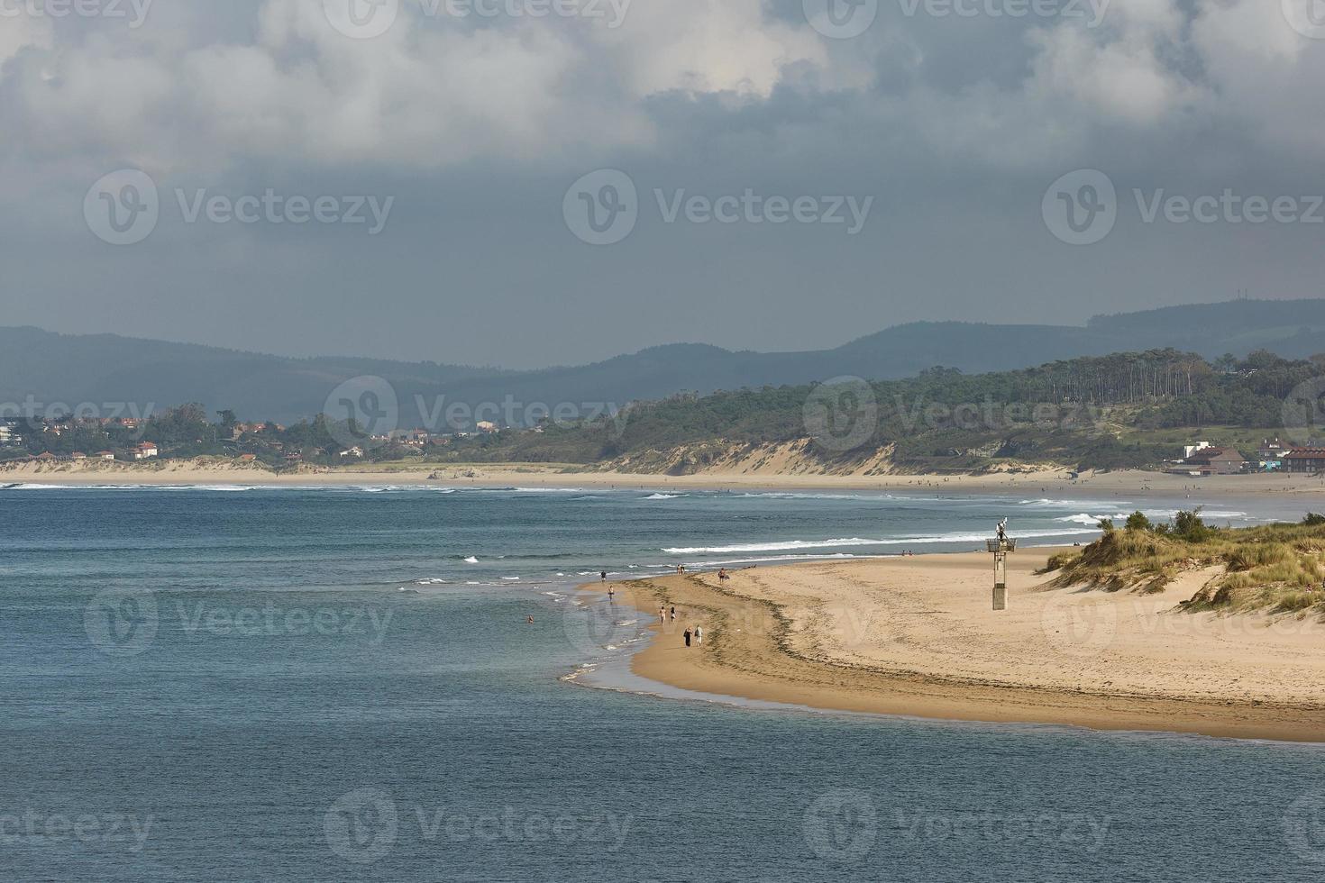 Les personnes bénéficiant d'une journée d'été sur une plage à santander espagne photo