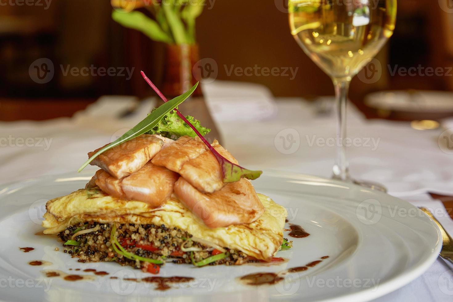 Trucha de poisson traditionnel péruvien servi dans un restaurant photo