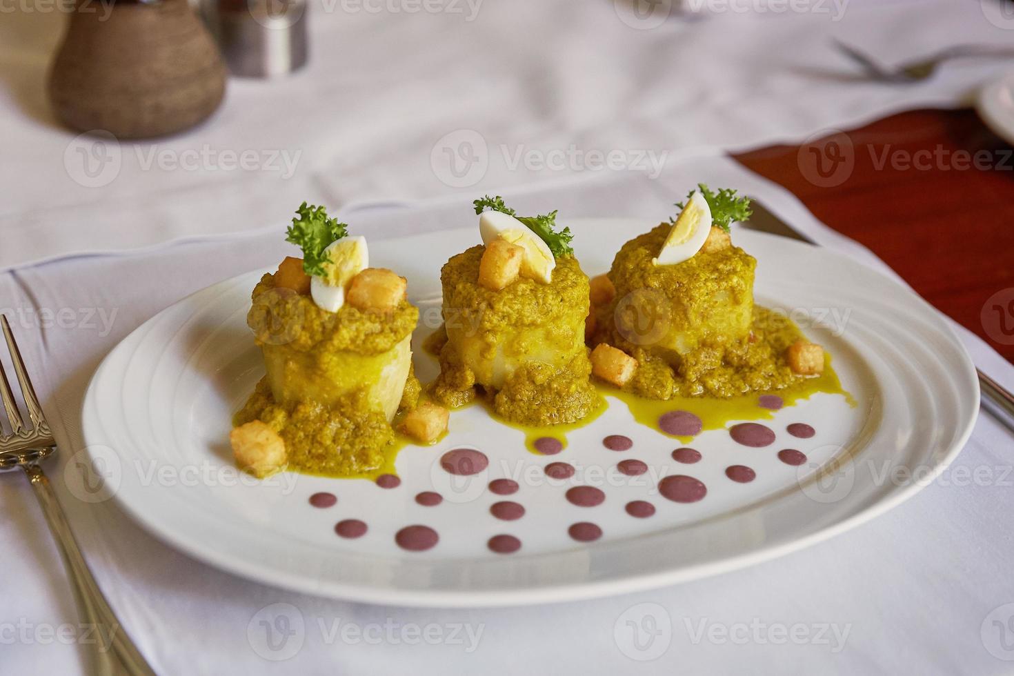 repas traditionnel péruvien appelé ocopa arequipena servi dans un restaurant photo