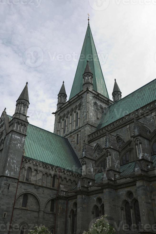 La cathédrale de nidaros dans le centre de la ville de trondheim en norvège photo