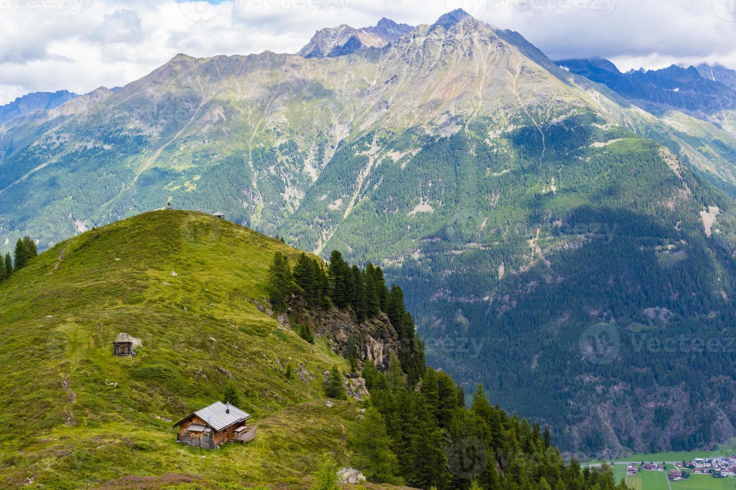 cabane de montagne et nuages photo