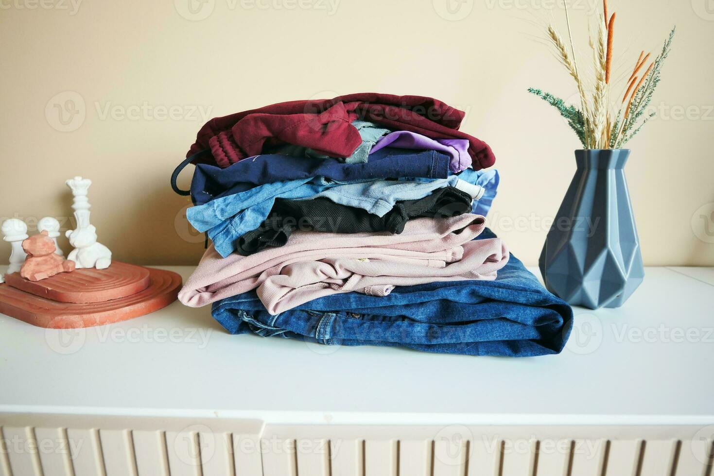 empiler de vêtements sur table intérieur. photo